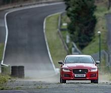 Jaguar XE 300 Sport bei seiner Rekordfahrt auf dem ehemaligen GP-Kurs Circuit de Charade bei Clermont-Ferrand.  Foto: Auto-Medienportal.Net/Jaguar